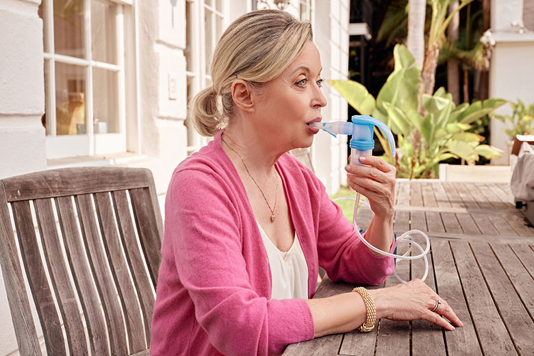 Nebulizer WhiteFemale SittingOutside Nebulizer PariTrekWithBatteryCharger2 web flip